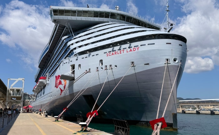 Die Scarlet Lady war das erste Schiff der Flotte und wurde 2021 in Dienst gestellt. &copy; ReiseInsider