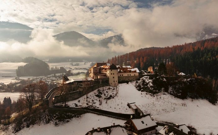 Das Castel Badia aus der Luft betrachtet. &copy; Castel Badia