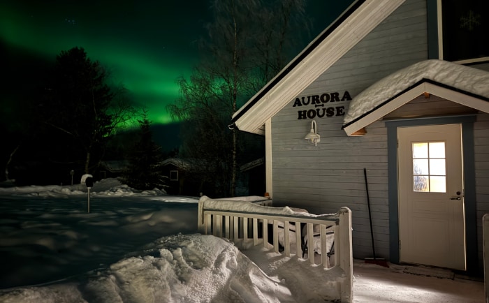 Nordlichter beim namentlich passenden "Aurora Hous" im Arctic River Resort. &copy; ReiseInsider