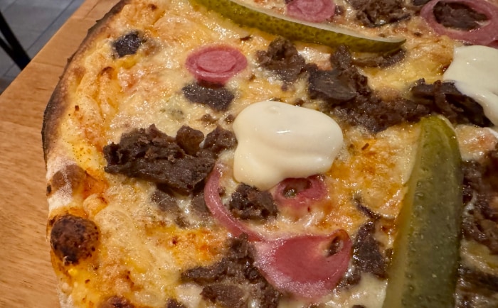 Ungewohnt aber lecker: Pizza mit Essiggurkerl. &copy; ReiseInsider