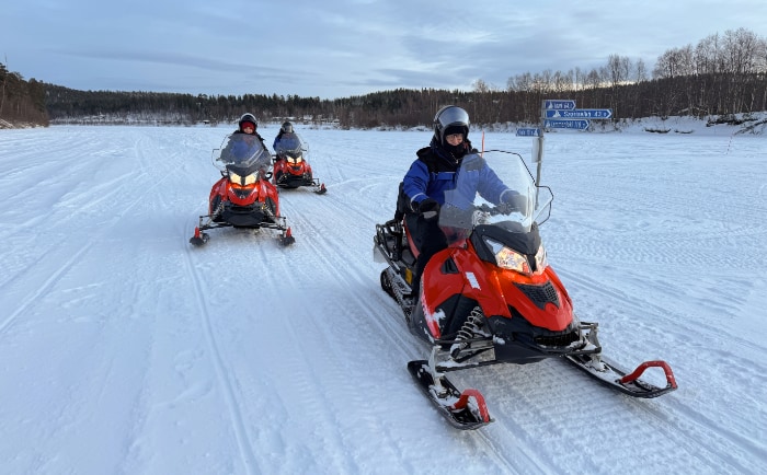 Mit dem Snowmobil unterwegs durch die winterliche Landschaft. &copy; ReiseInsider