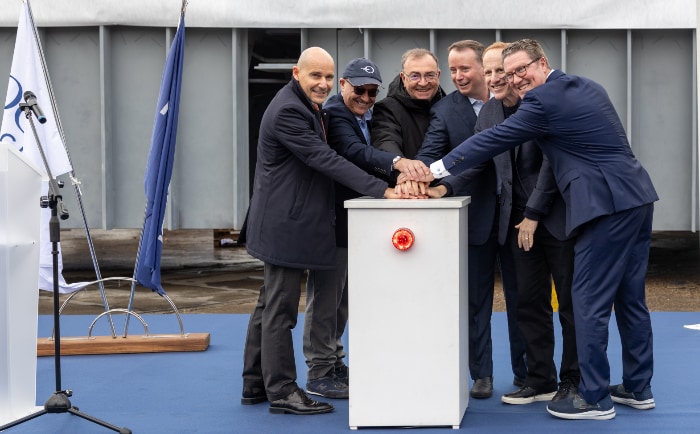 Von links nach rechts: Marco Lunardi, Senior Vice President, Fincantieri-Werft Marghera; Franco Semeraro, Chief Experience Officer, Oceania Cruises; Luigi Matarazzo, General Manager, Fincantieri Merchant Ships Division; Jason Montague, Chief Luxury Officer, Oceania Cruises; Harry Sommer, President und CEO, Norwegian Cruise Line Holdings Ltd; Patrik Dahlgren, Executive Vice President, Chief Vessel Operations & Newbuild Officer, Norwegian Cruise Line Holdings Ltd. &copy; Oceania Cruises