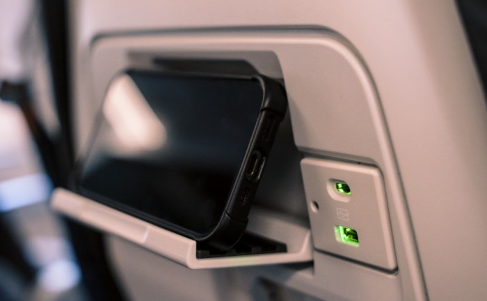 Praktisch: Handyhalterung und USB-Anschluss im umgebauten A320. &copy; Lufthansa