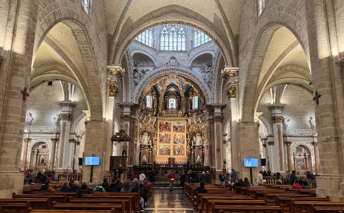 Das gotische Hauptschiff der Kathedrale mit dem Altar aus der Renaissance. © ReiseInsider Das gotische Hauptschiff der Kathedrale mit dem Altar aus der Renaissance. © ReiseInsider
