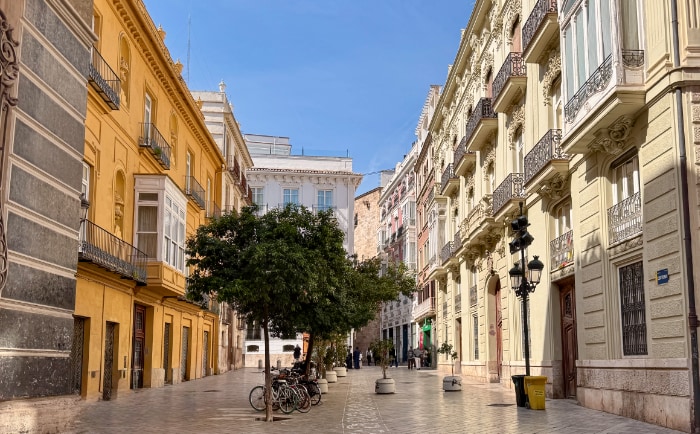 In Valencia kann man wunderbar über kleine Plätzchen und Gassen spazieren. © ReiseInsider In Valencia kann man wunderbar über kleine Plätzchen und Gassen spazieren. © ReiseInsider