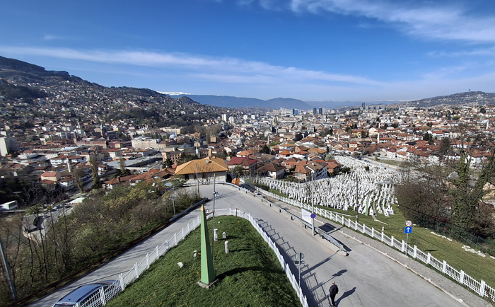 Ausblick von der Gelben Bastion auf das hügelige Sarajevo. &copy; Martin Dichler