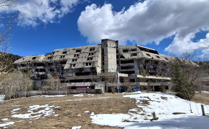 Das olympische Hotel Igman - einer von vielen Lost Places. &copy; Martin Dichler