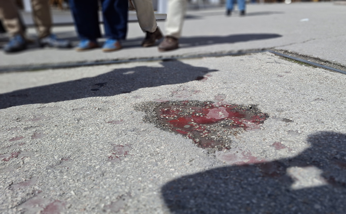 Sarajevo Roses - mit Harz ausgefüllte Granateneinschläge erinnern an die Belagerung. &copy; Martin Dichler