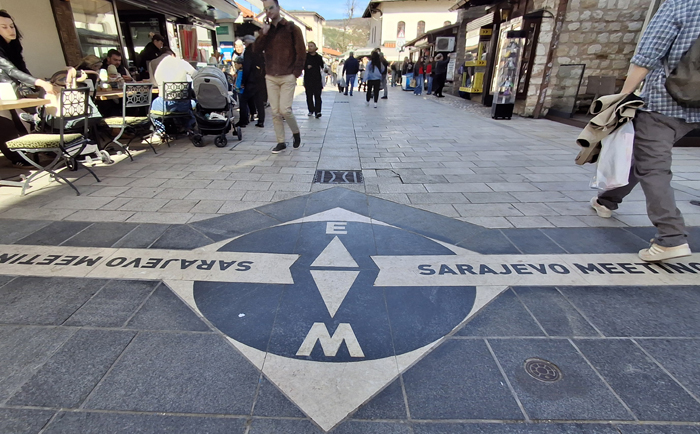 Fast wie eine Mauer durchtrennt ein unsichtbares Band den muslimischen und christlichen Teil der Stadt. &copy; Martin Dichler