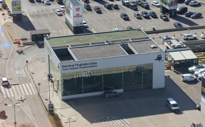 Der Flughafen Wien verfügt über einen Nah- und Fernbahnhof mit vier Bahnsteigen. &copy; ReiseInsider