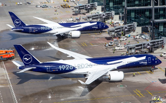 Airbus A350 (im Vordergrund) und Boeing 787 in der Jubiläumsbemalung. © Lufthansa Airbus A350 (im Vordergrund) und Boeing 787 in der Jubiläumsbemalung. © Lufthansa
