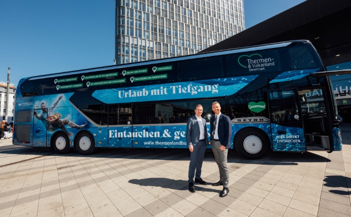 Vorstand Alfred Loidl (Österreichische Postbus AG, links) und Vorsitzender Stellvertreter Philip Borckenstein-Quirini (Thermen- und Vulkanland) vor dem Thermenlandbus. &copy; ÖBB / Willinger