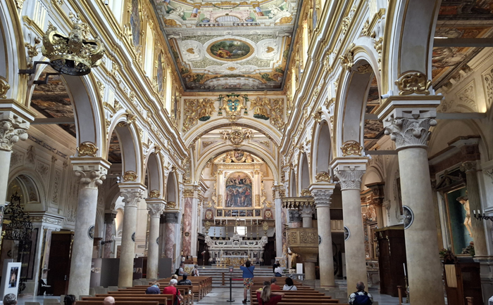 Innenraum der sehenswerten Kathedrale von Matera. &copy; Martin Dichler