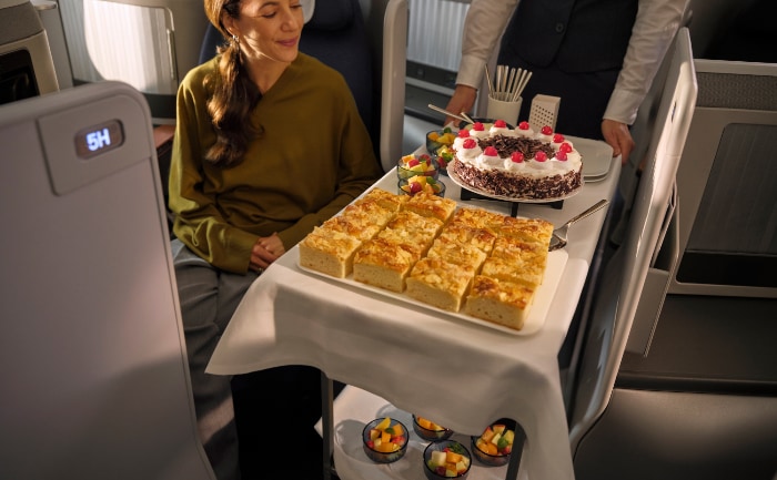 In der Business Class wird es auf der Langstrecke künftig einen Kuchenwagen geben. &copy; Lufthansa