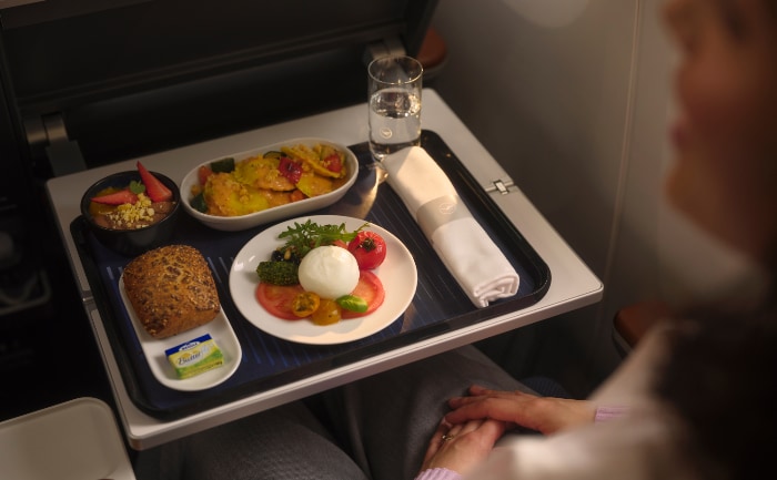 Menü in der Premium Economy Class. &copy; Lufthansa