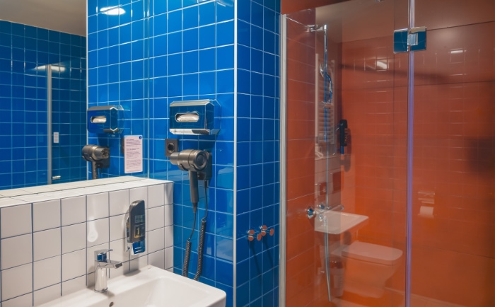 Zweckmäßig-buntes Bad. &copy; MEININGER Hotels