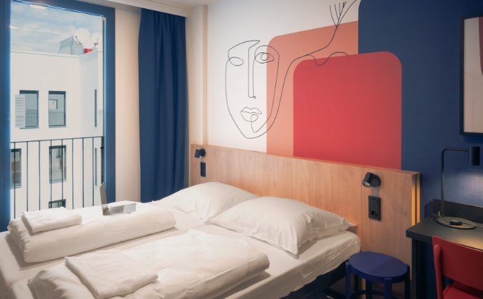 Im Meininger Hotel in Barcelona gibt es 2-, 3- und 4-Bettzimmer. &copy; MEININGER Hotels