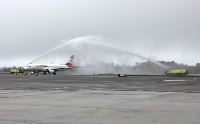 Water Salute für Austrian. © Bergen Airport Water Salute für Austrian. © Bergen Airport