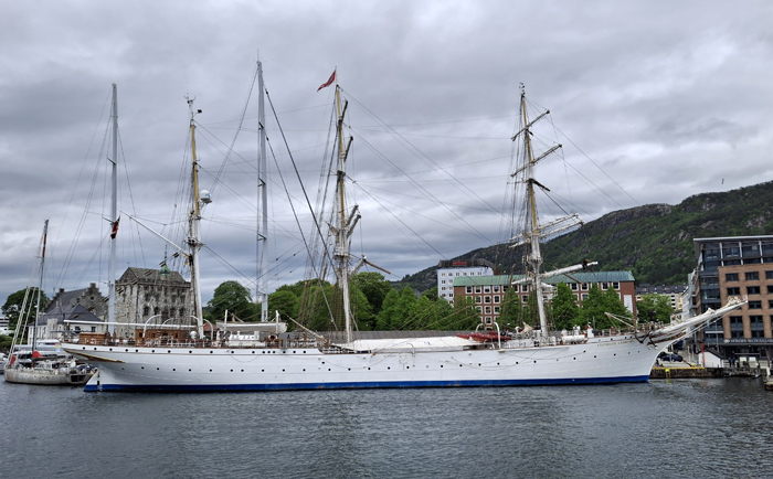 Das Schul- und Forschungsschiff im Heimathafen Bergen. © Martin Dichler Das Schul- und Forschungsschiff im Heimathafen Bergen. © Martin Dichler