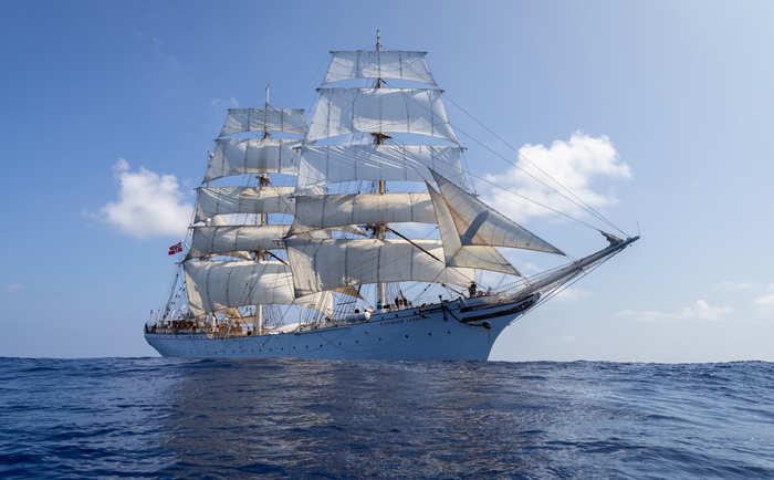 Der mächtige Dreimaster kann mit Segeln und Hybridantrieb fahren. © Staatsrad Lehmkuhl Foundation Der mächtige Dreimaster kann mit Segeln und Hybridantrieb fahren. © Staatsrad Lehmkuhl Foundation