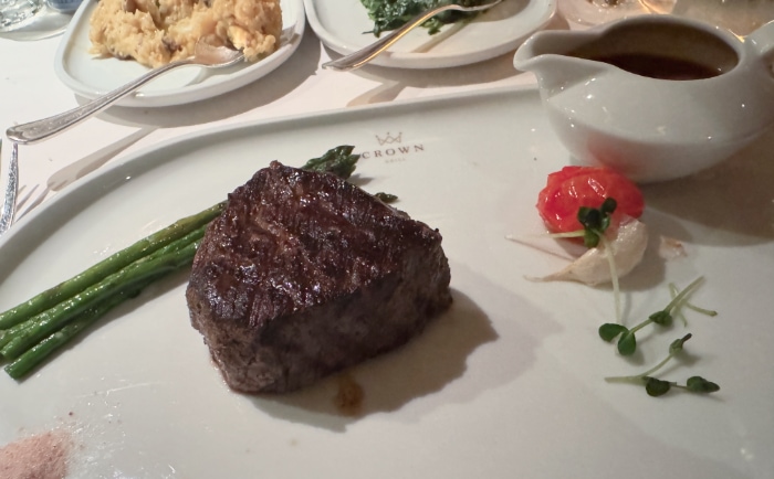 Im "Crown" gibt es (nicht nur) Steak. &copy; ReiseInsider