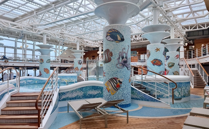 Auch einen großzügigen Innenpool gibt es an Bord. &copy; ReiseInsider