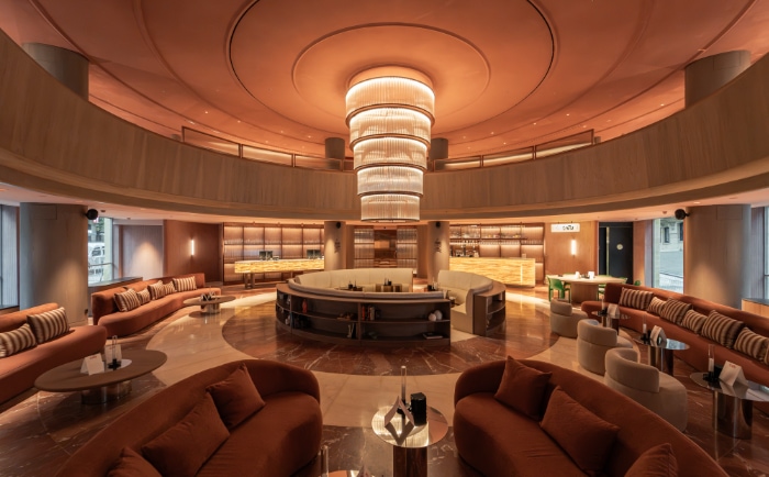 Klassisch anmutende Lobby im neuen Hotel. &copy; 2026 Hilton