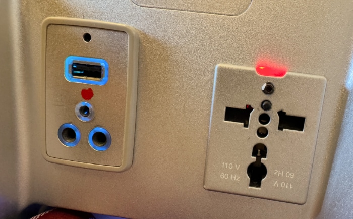 USB-A-, Kopfhörer- und Universal-Strom-Anschluss am Sitz. © ReiseInsider USB-A-, Kopfhörer- und Universal-Strom-Anschluss am Sitz. © ReiseInsider