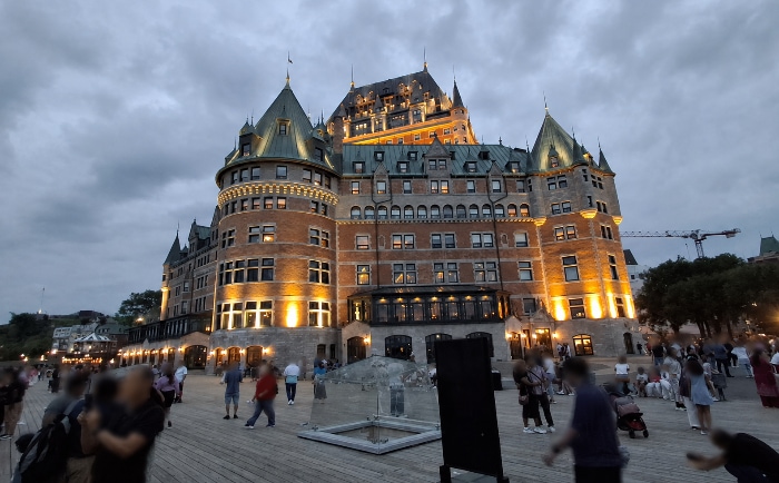Die Flaniermeile Dufferin und das Chateau de Montenac. &copy; Martin Dichler