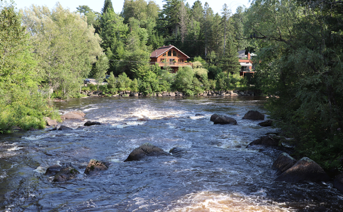 Wälder, Flüsse und Seen um Val David. &copy; Martin Dichler