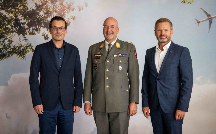 Stefan-Kenan Scheib (COO Austrian Airlines), Gerfried Promberger (Kommandant Luftstreitkräfte) und Ewald Roithner (Austrian Airlines Fleet Chief Short & Medium Range, v.l.n.r.). © Austrian Airlines / DBS Stefan-Kenan Scheib (COO Austrian Airlines), Gerfried Promberger (Kommandant Luftstreitkräfte) und Ewald Roithner (Austrian Airlines Fleet Chief Short & Medium Range, v.l.n.r.). © Austrian Airlines / DBS