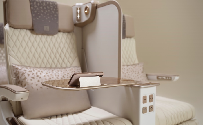 Der neue Sitz verfügt über einen Divider, wie man ihn aus der Business Class kennt. © Emirates Der neue Sitz verfügt über einen Divider, wie man ihn aus der Business Class kennt. © Emirates