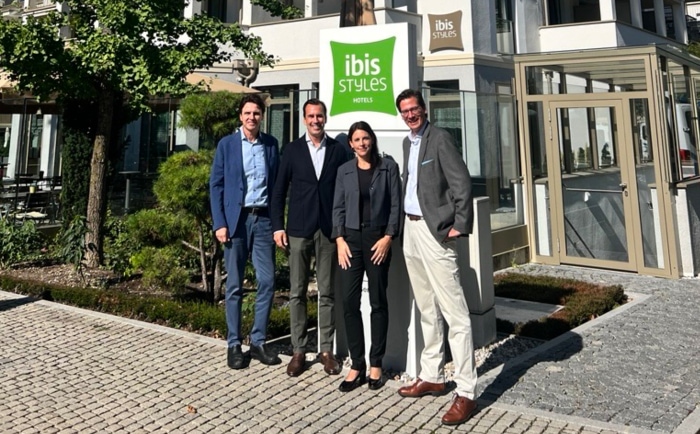 Bernd Hillebrand, geschäftsführende Gesellschafter und Eigentümer von Hillebrand, Martin Winkler, Vorsitzender des Vorstandes des Verkehrsbuero, Vera Sasse, Hoteldirektorin, Yannick Wagner, Deputy Chief Development Officer Europe & North Africa COO Accor (v.l.n.r.). © Verkehrsbuero Bernd Hillebrand, geschäftsführende Gesellschafter und Eigentümer von Hillebrand, Martin Winkler, Vorsitzender des Vorstandes des Verkehrsbuero, Vera Sasse, Hoteldirektorin, Yannick Wagner, Deputy Chief Development Officer Europe & North Africa COO Accor (v.l.n.r.). © Verkehrsbuero